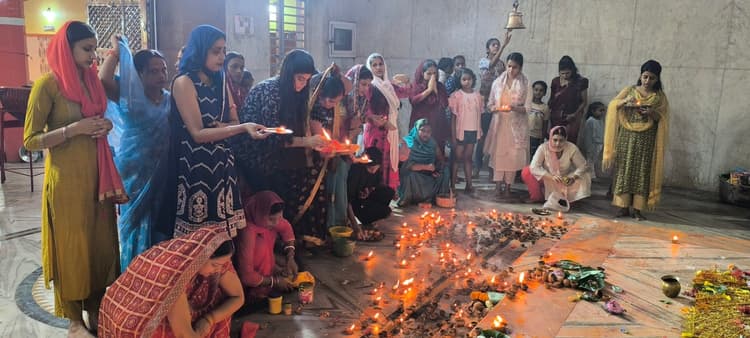 Giridih News :दुर्गा मंदिरों में की गयी मां चंद्रघंटा की पूजा-अर्चना