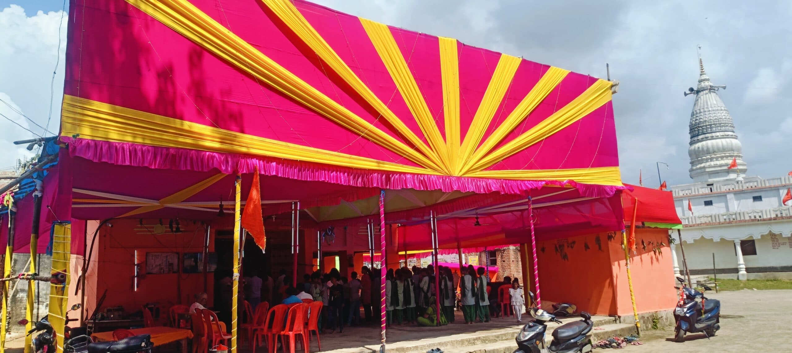 Giridih News :झारखंडधाम में पंडालों व प्रतिमाओं को दिया जा रहा अंतिम रूप