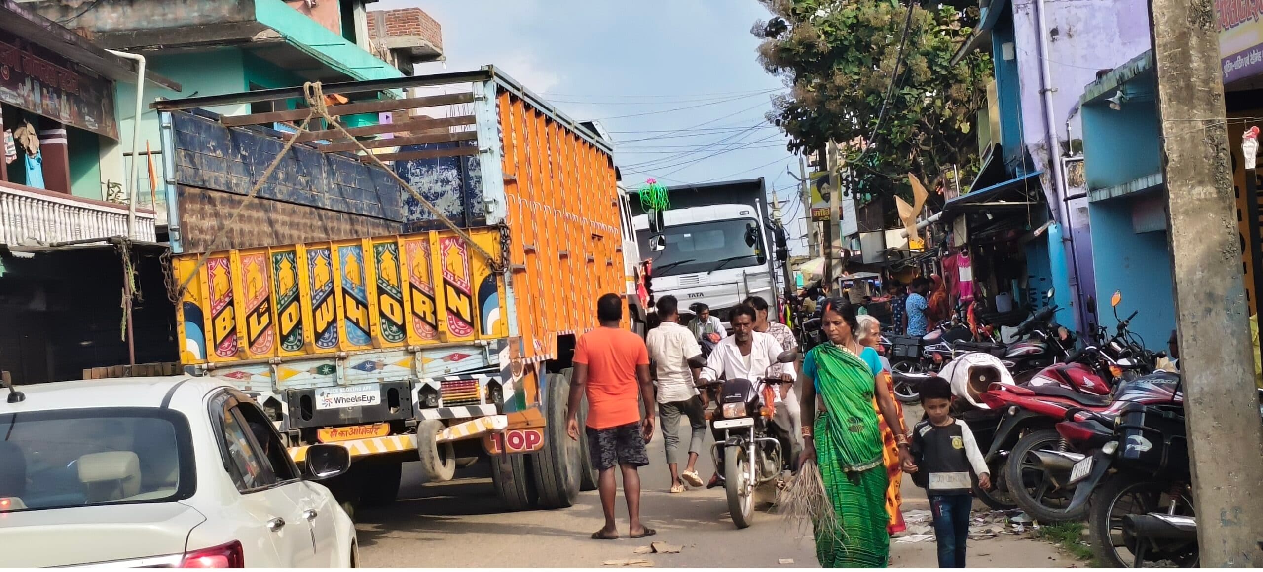 Giridih News :दुर्गापूजा को ले बाजार में रौनक, लगने लगी जाम