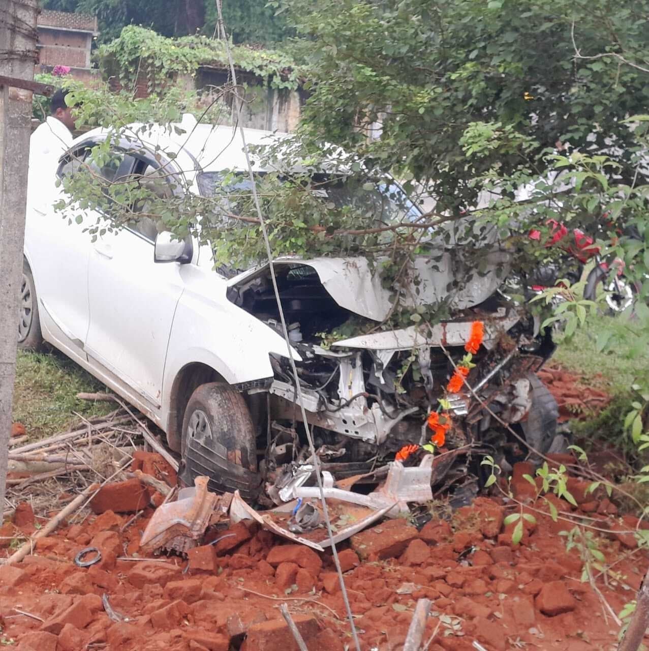 Giridih News :कार दुर्घटनाग्रस्त, जीजा-साला घायल