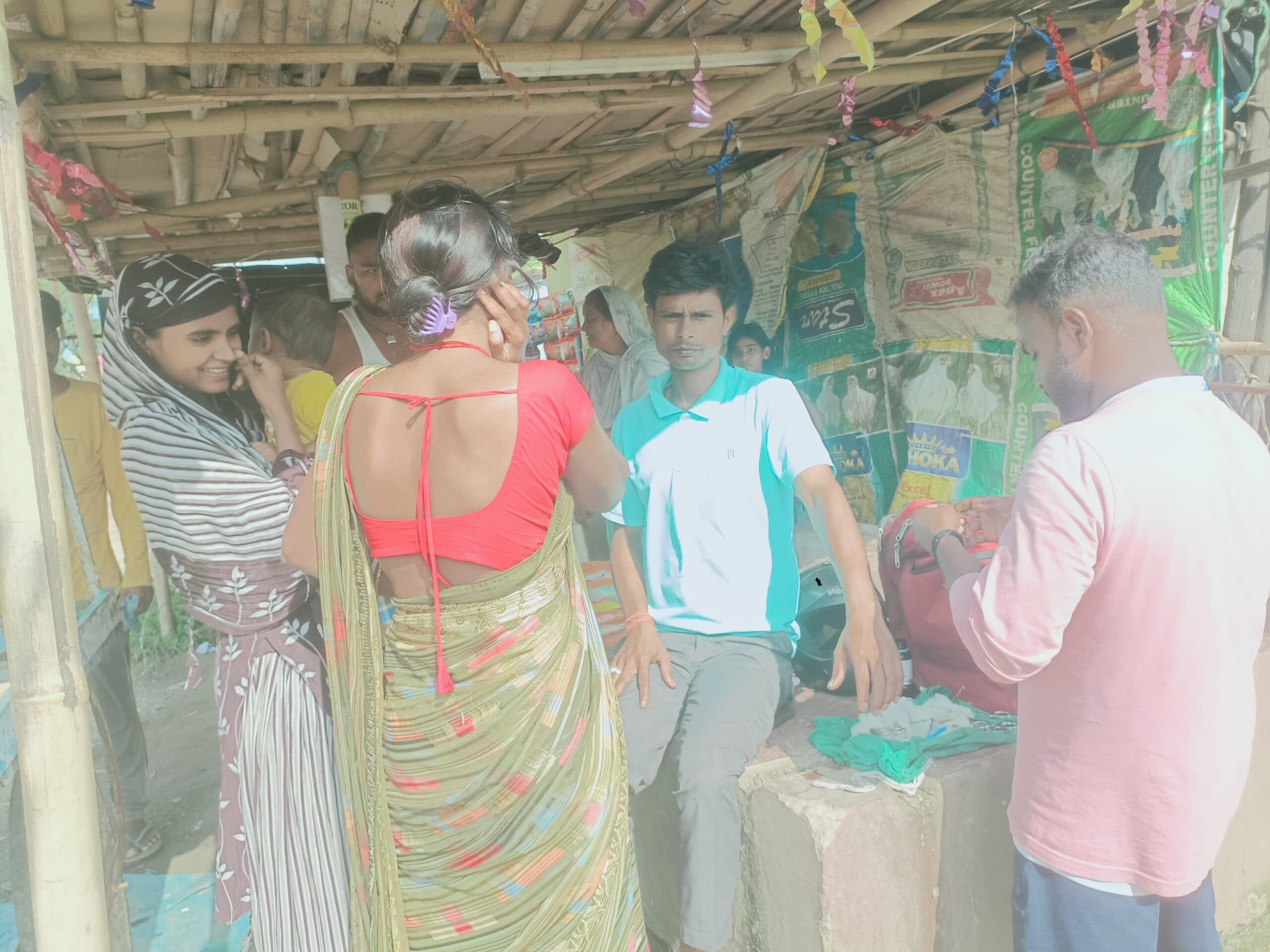 Giridih News :कुत्ते को बचाने में बाइक गिरी, दंपती घायल