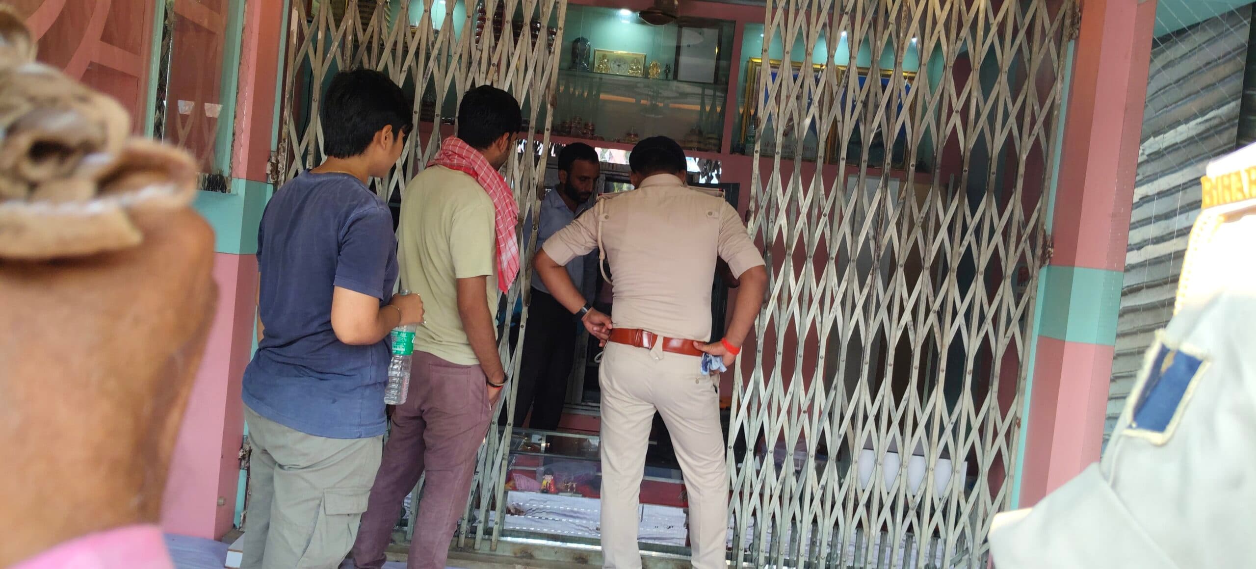 फतेहपुर मोड़ के पास जेवर दुकान से दस लाख के सामान की चोरी