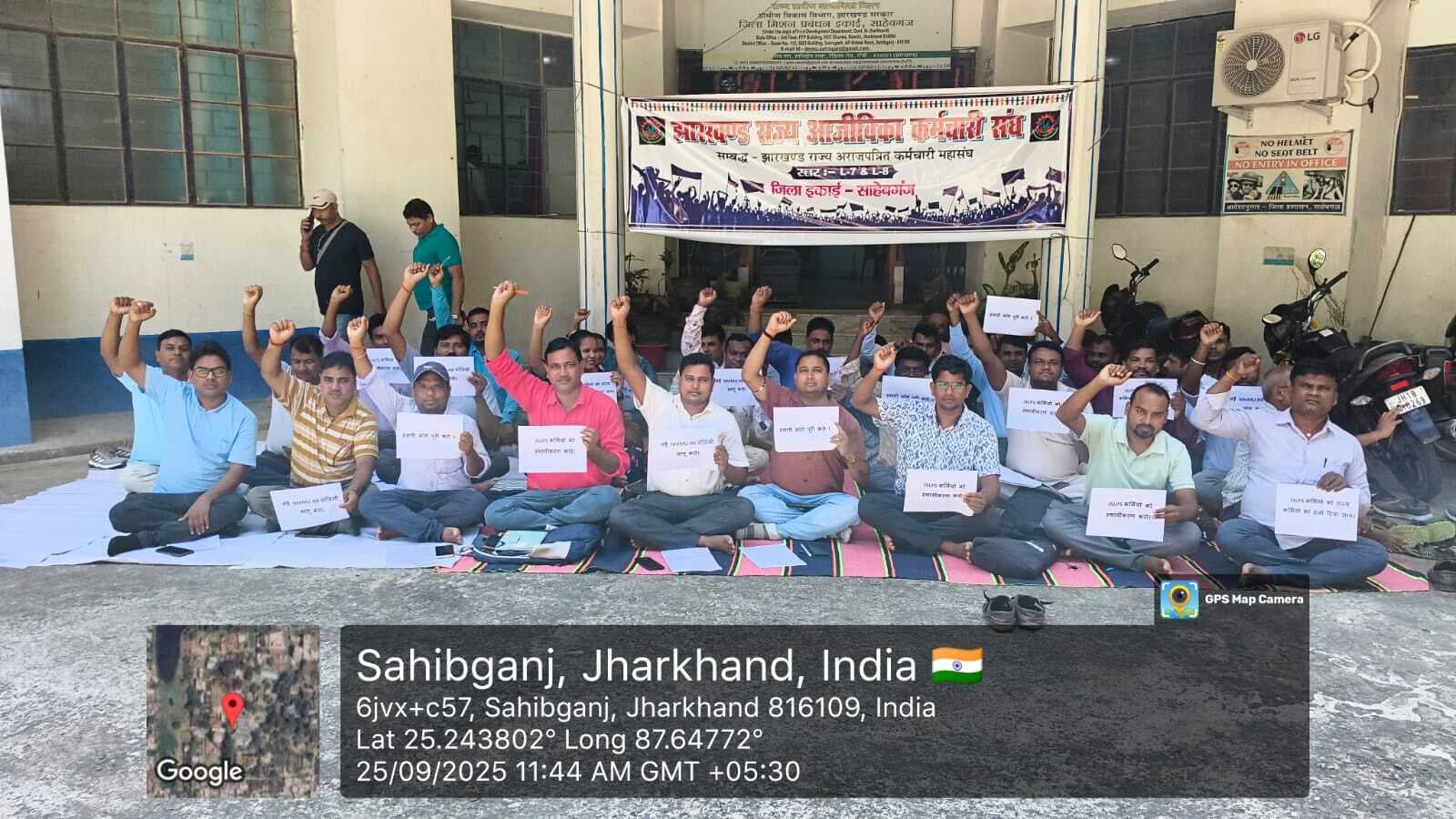 झारखंड आजीविका के कर्मचारियों ने छह मांगों के समर्थन में धरना दिया