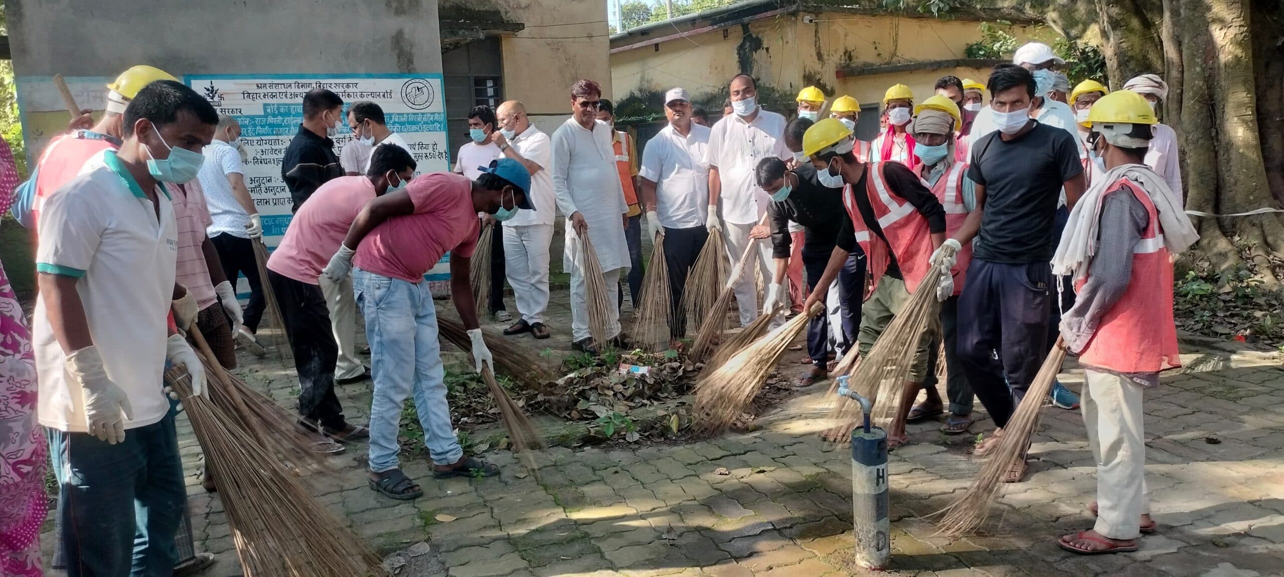 बीडीओ जनप्रतिनिधि व कर्मी ने सफाई कर कियाो जागरूक