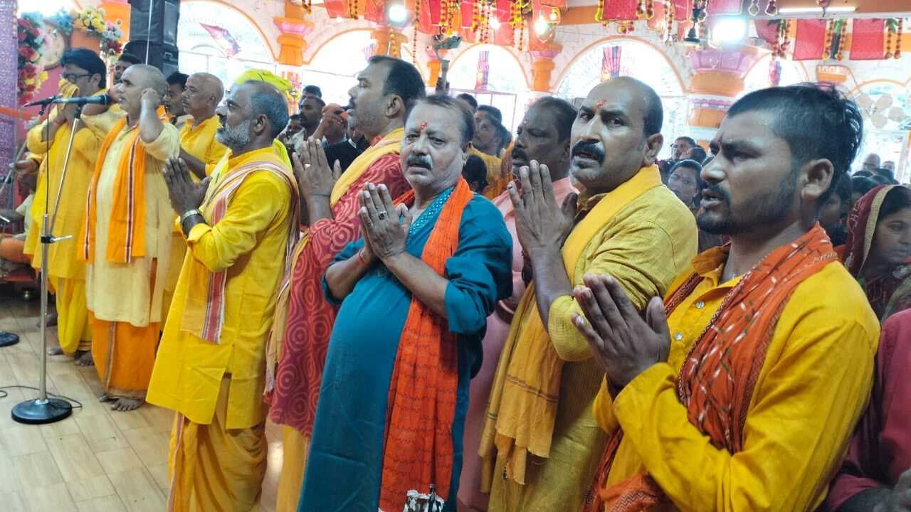 नवरात्र: मां कूष्मांडा की पूजा को बड़ी दुर्गा मंदिर में आरती में उमड़ा सैलाब