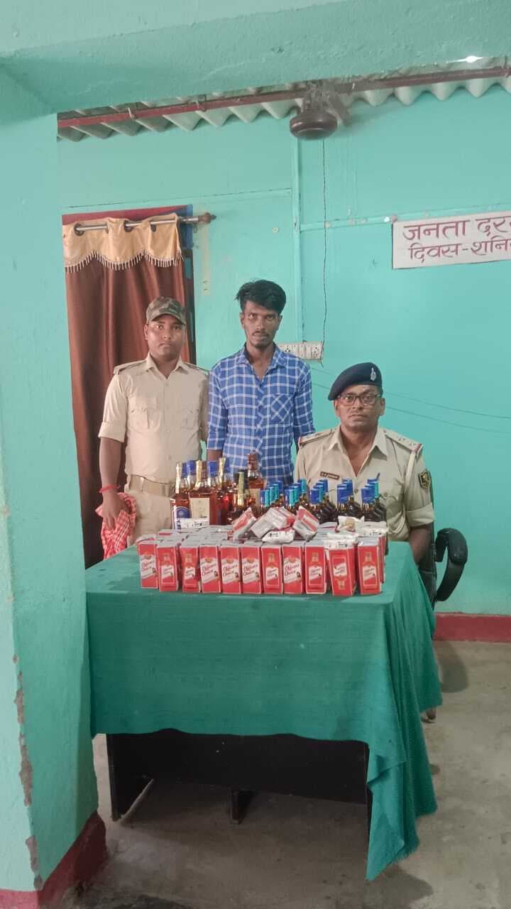 25 लीटर शराब के साथ बंगाल का तस्कर गिरफ्तार