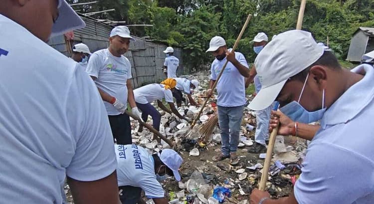 नपं क्षेत्र में झाड़ू लगाकर कर साफ किया कूड़ा-कचरा