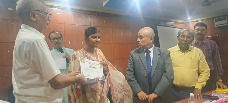 सीयूएसबी के छात्रों को किया सम्मानित