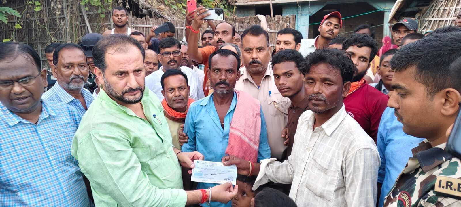 नाव हादसे में मृत महिला के आश्रितों को मंत्री ने चार लाख का दिया चेक