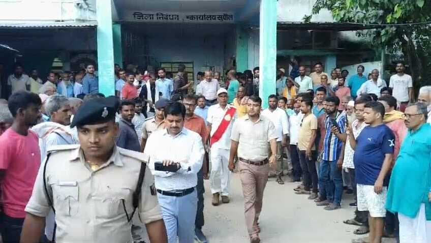 डीएम ने रजिस्ट्री कार्यालय में की छापेमारी एक गिरफ्तार