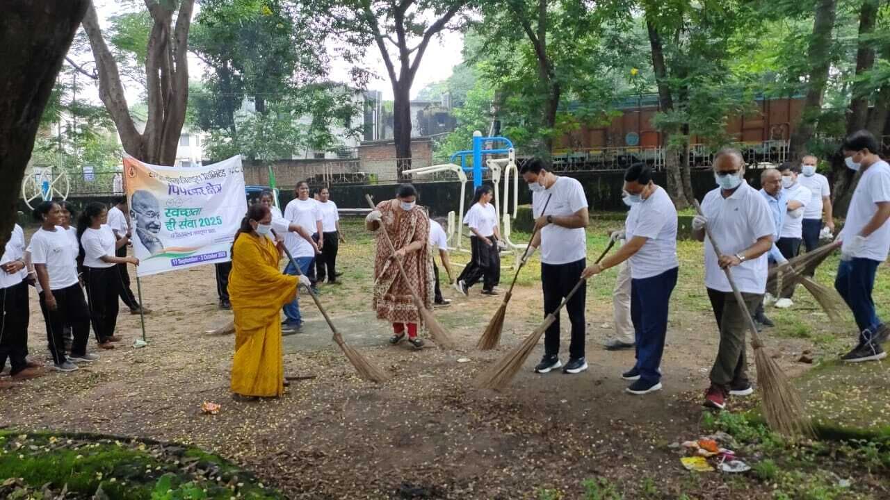 सीसीएल के अधिकारियों व राजनीतिक दलों से जुड़े लोगों ने लगाये झाडू