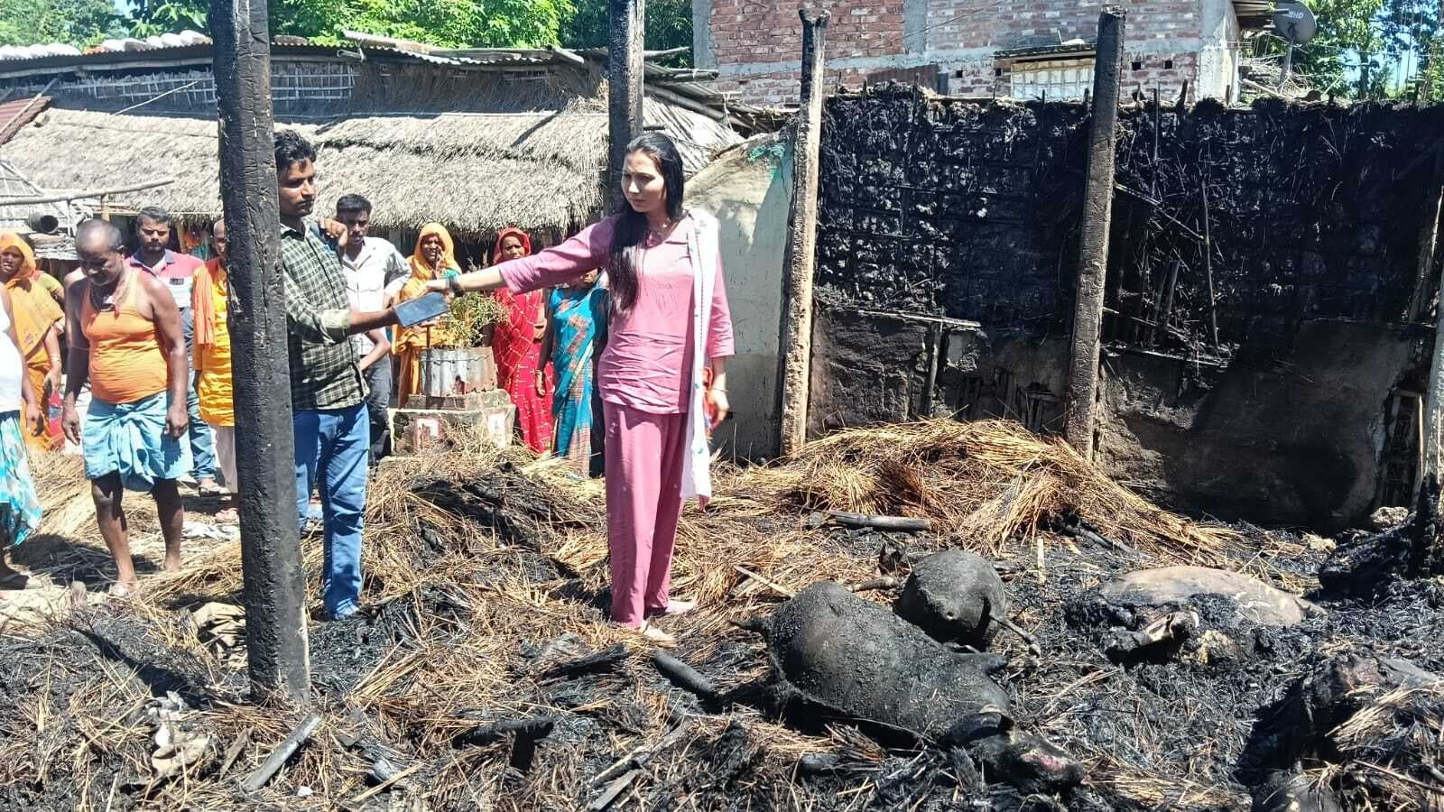 आग से दो घर जले, छह मवेशियों की मौत