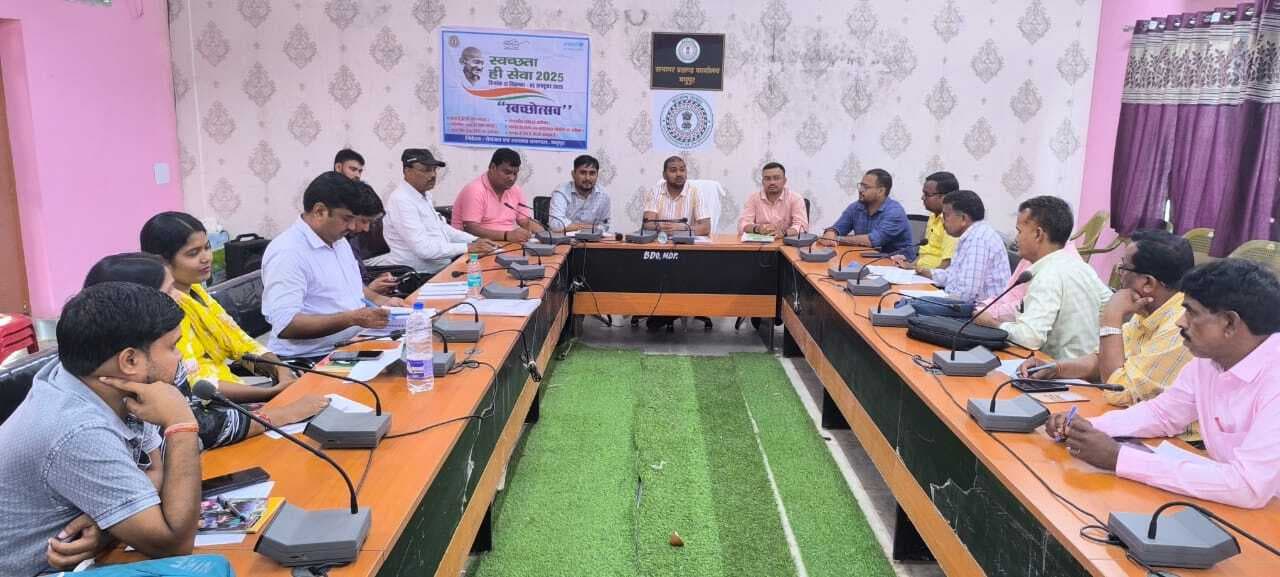 Deoghar news : बीडीओ ने की अबुआ व पीएम आवास निर्माण कार्य की समीक्षा