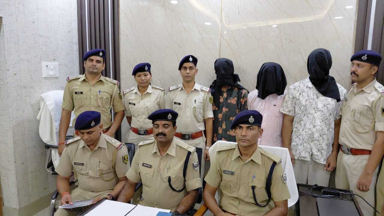 पुलिस ने छापेमारी कर अपहृत को किया सकुशल बरामद, तीन अपराधी गिरफ्तार