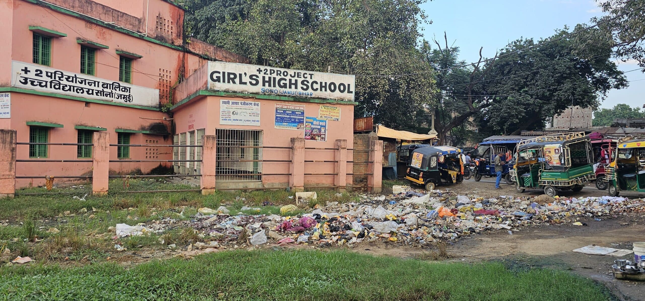 नहीं हो रही कूड़े के ढेर की सफाई, स्वच्छता अभियान बना खानापूर्ति