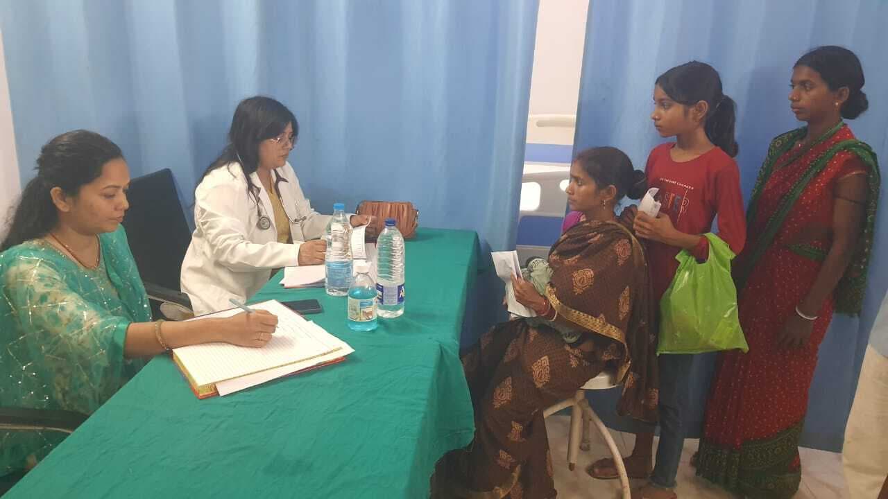 शिविर में महिलाओं की स्वास्थ्य जांच कर दी दवा