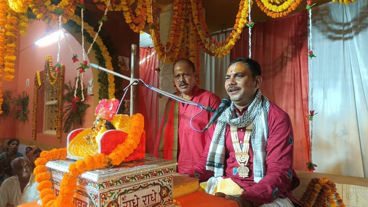 नौ दिवसीय श्रीमद्भागवत कथा के चौथे दिन कथा श्रवण को उमड़े श्रद्धालु