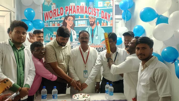सदर अस्पताल में मनाया गया अंतरराष्ट्रीय फार्मासिस्ट दिवस