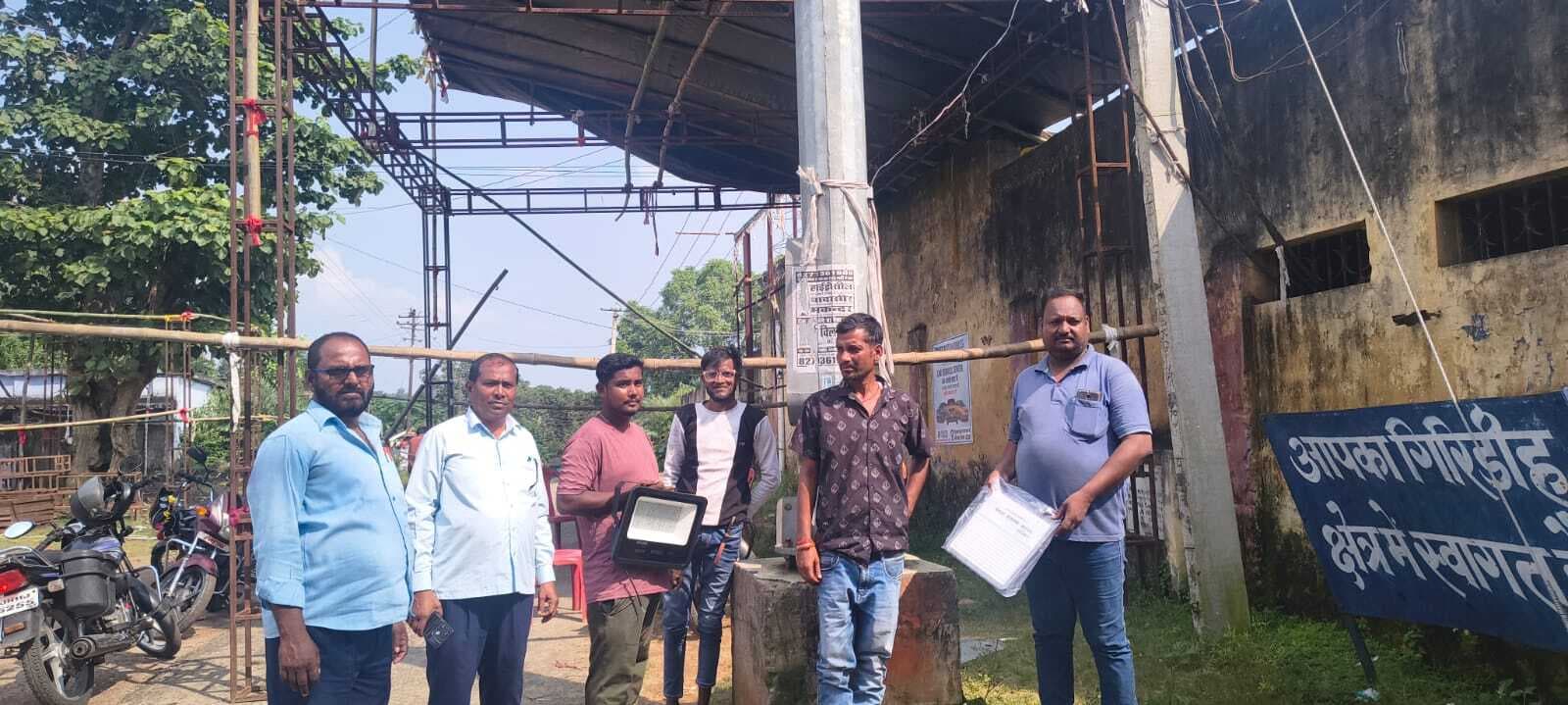 Giridih News :नगर विकास मंत्री के आदेश पर खराब पड़ी हाइ मास्ट लाइटों की मरम्मत शुरू