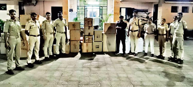 Rourkela News: राजगांगपुर में गोदाम से 10 लाख रुपये मूल्य के 1100 किलो पटाखे जब्त