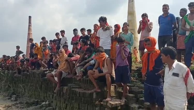 मनेर में गंगा नदी से बोरे में पत्थर से बंधी युवती की लाश बरामद