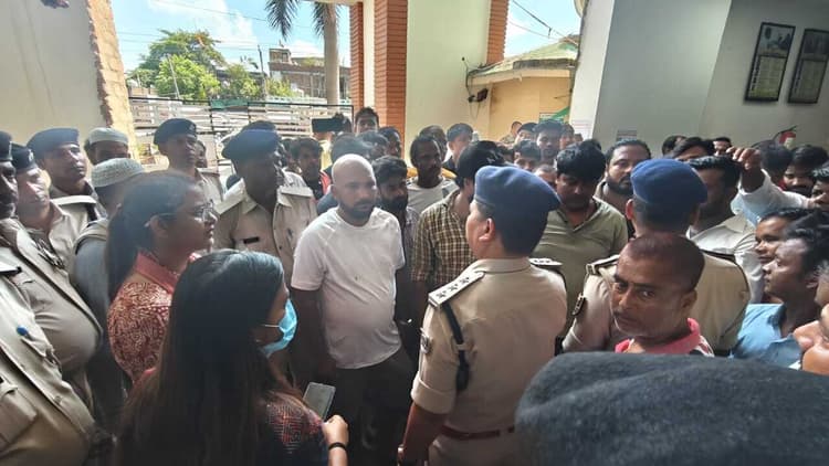 Motihari : छतौनी के निजी नर्सिंग होम में इलाजरत युवक की मौत, परिजनों ने किया जमकर हंगामा व तोड़फोड़