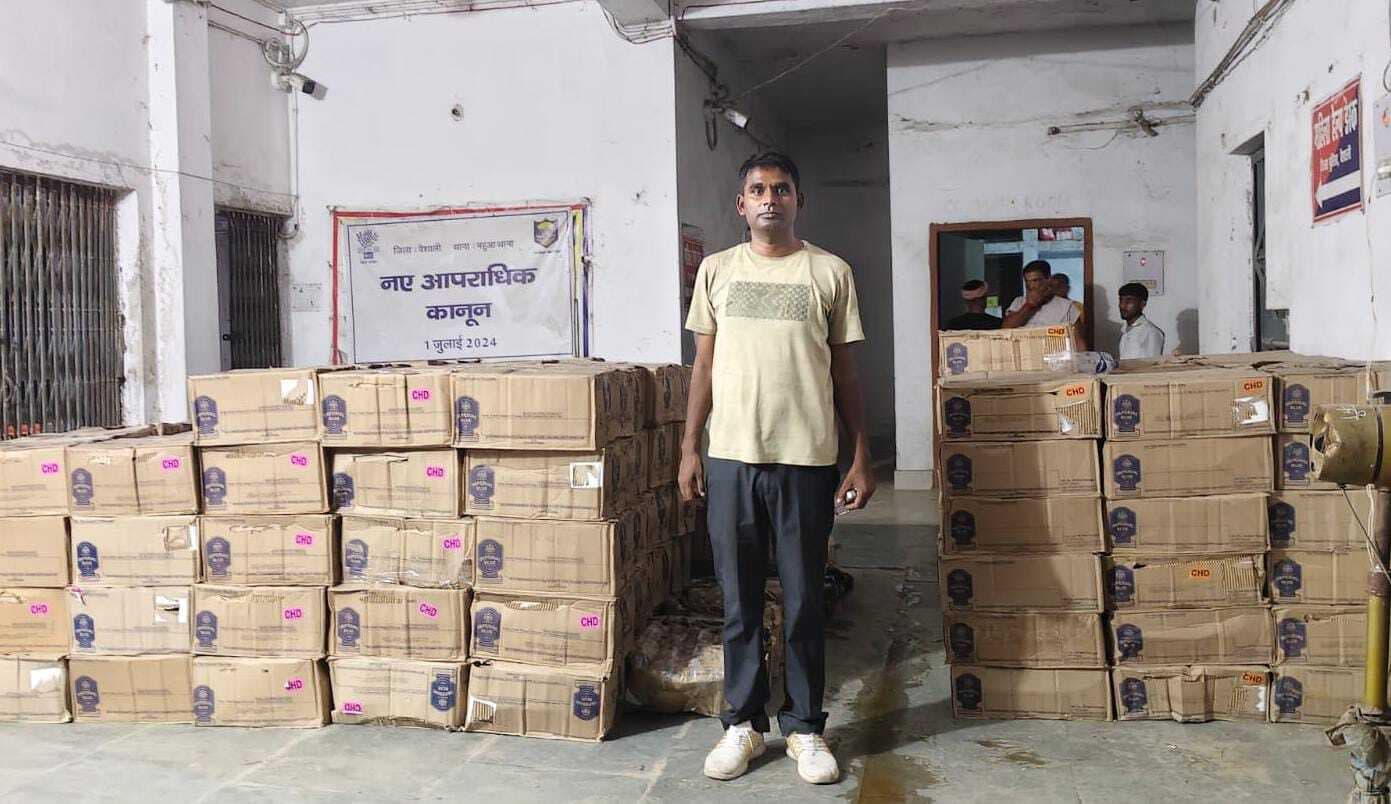 hajipur news. ट्रक पर लदी 350 कार्टन विदेशी शराब के साथ दो आरोपित गिरफ्तार