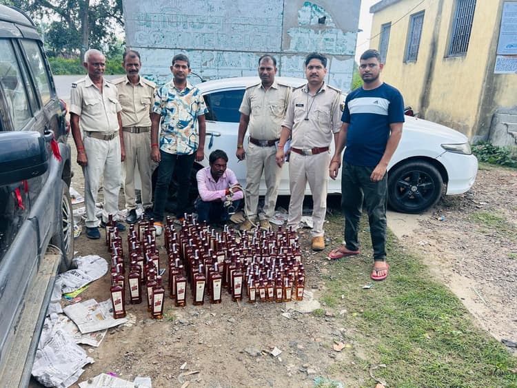 कार के तहखाने से 153 बोतल शराब जब्त
