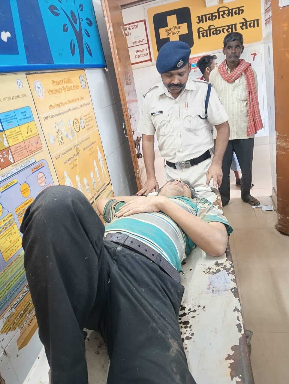 मधुपुर में ट्रेन से गिरा युवक, घायल