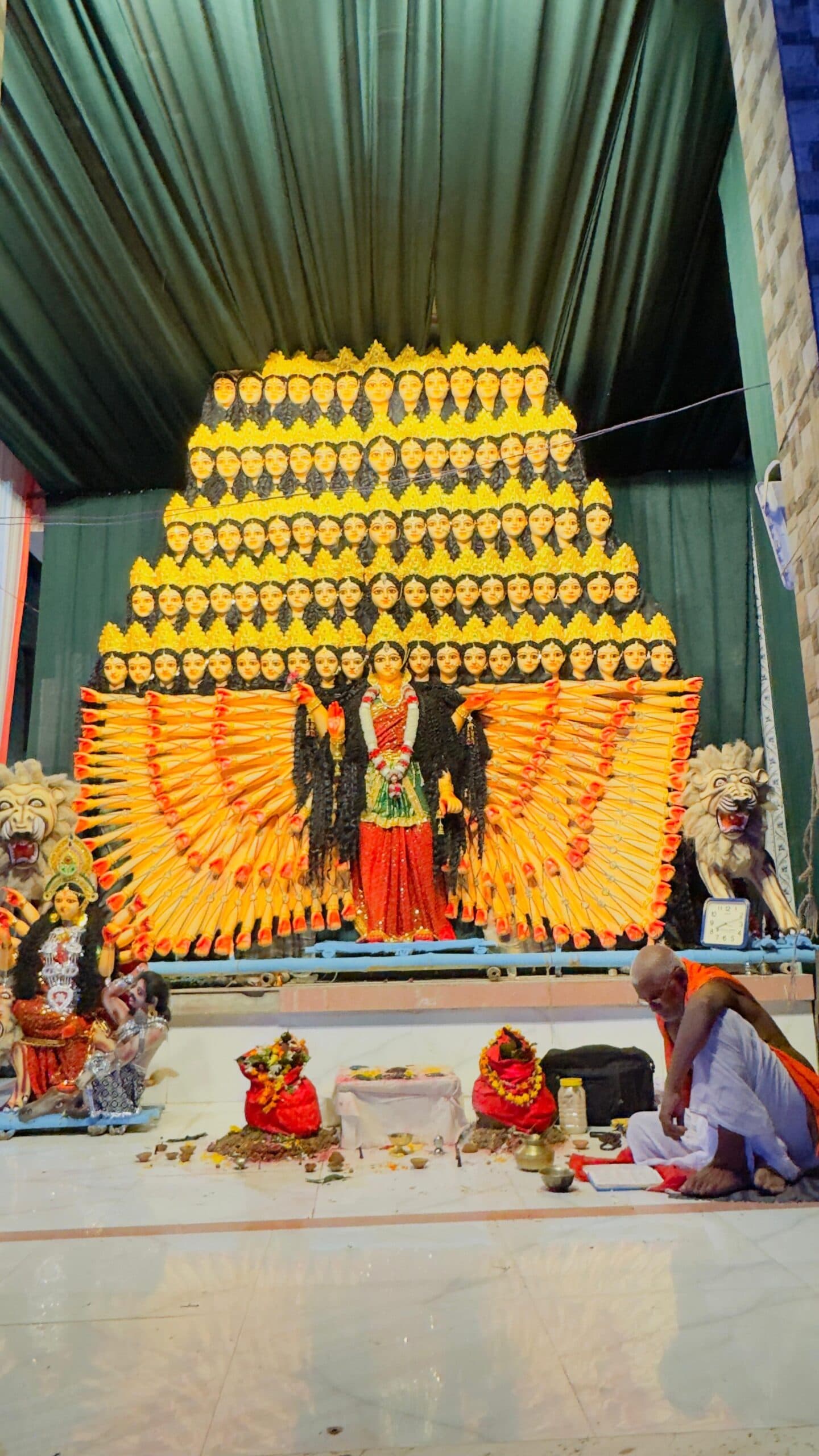 भभुआ में मां दुर्गा के 85-चेहरे और 108-हाथ हैं, फोटो लेने वालों की जुट रही भीड़
