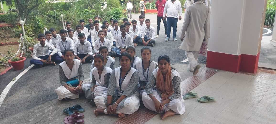 प्रधानाध्यापिका की मारपीट व गाली गलौज से परेशान बच्चे पहुंचे कलेक्ट्रेट, डीएम से लगायी न्याय की गुहार