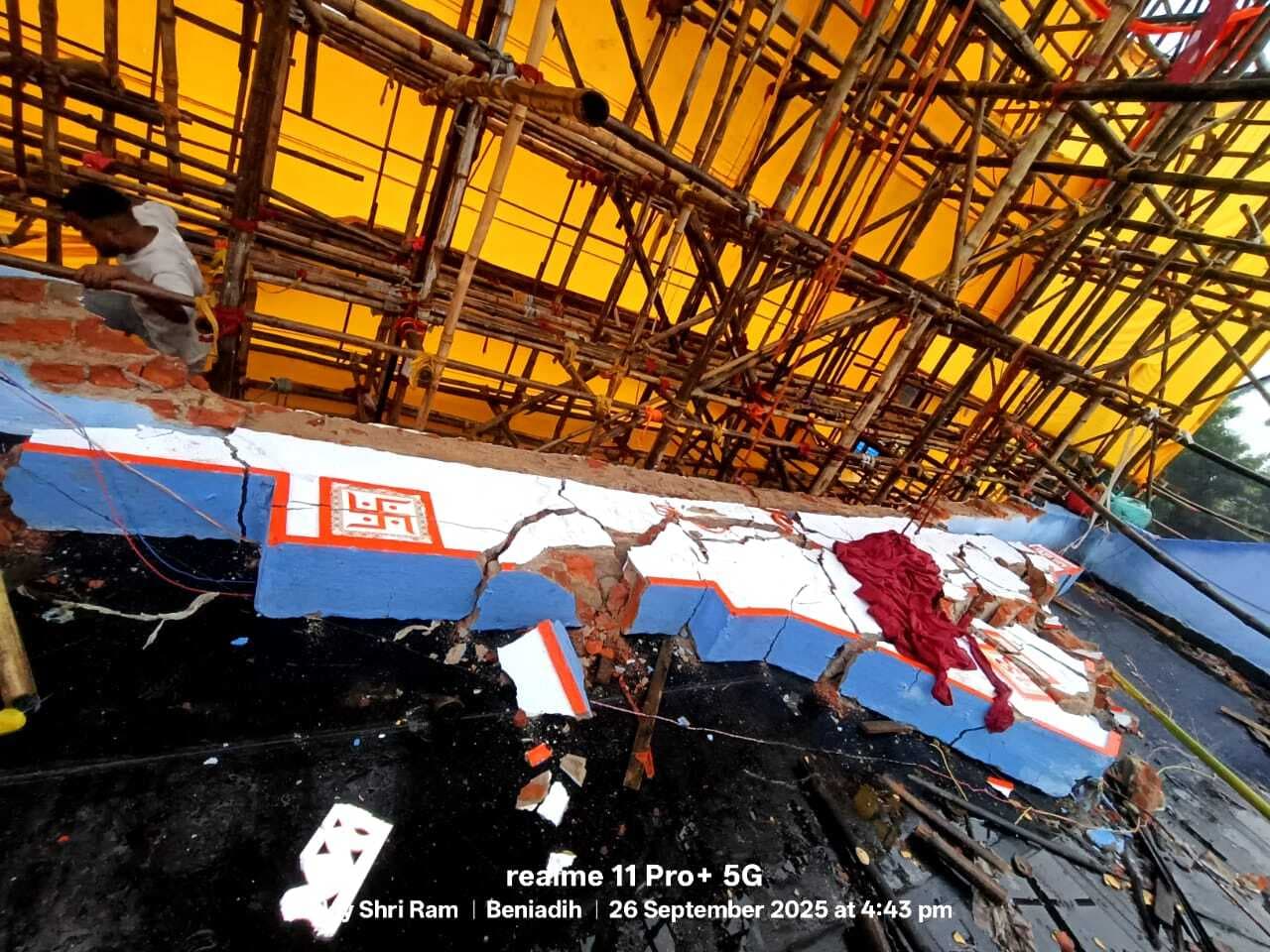 Giridih news: तेज आंधी से पेड़ की टहनी गिरी व मंडप का मुंडेर क्षतिग्रस्त