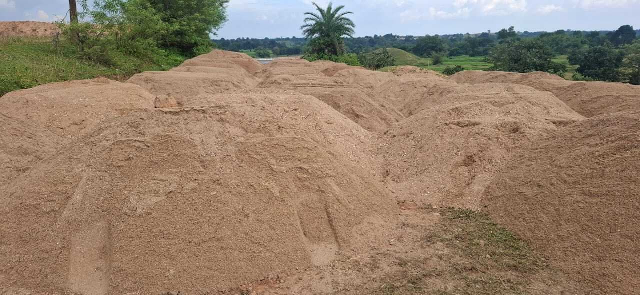 Giridih news: रोक के बावजूद देवरी की नदियों से हो रहा ट्रैक्टरों बालू का उठाव