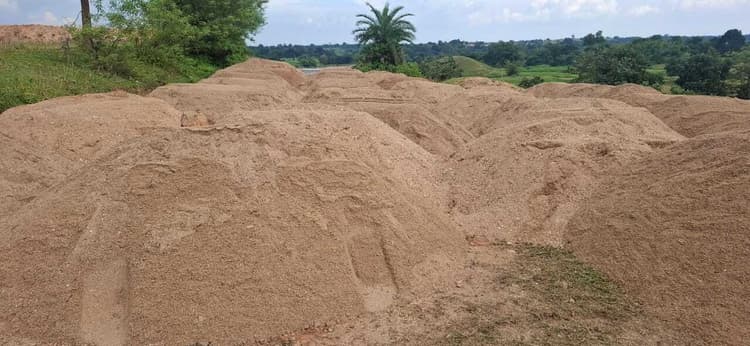 Giridih news: रोक के बावजूद देवरी की नदियों से हो रहा ट्रैक्टरों बालू का उठाव