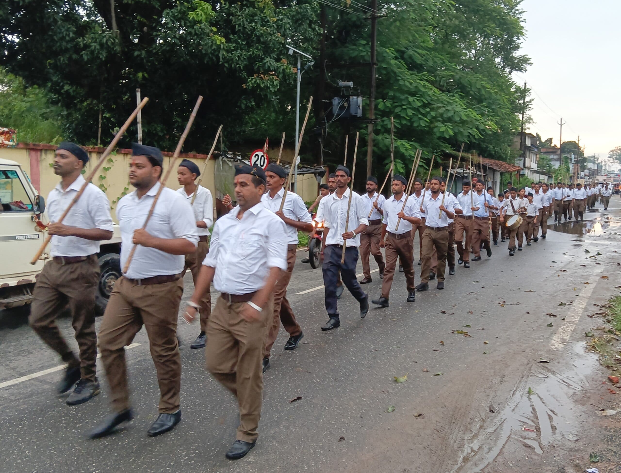 Giridih news: आरएसएस के महा एकत्रीकरण सह पथ संचलन कार्यक्रम में जुटे स्वयंसेवक