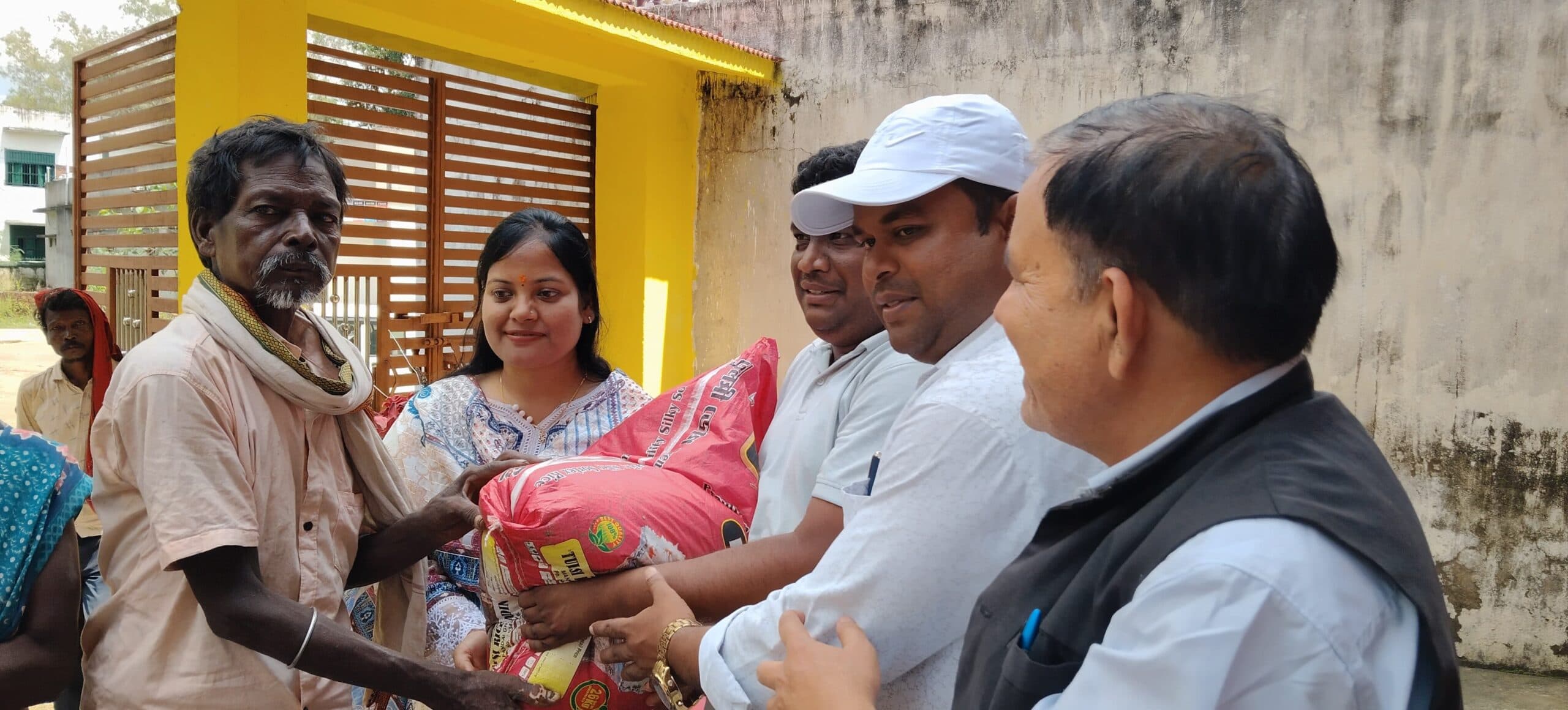 Giridih news: 71 बिरहोर परिवारों के बीच राशन का वितरण