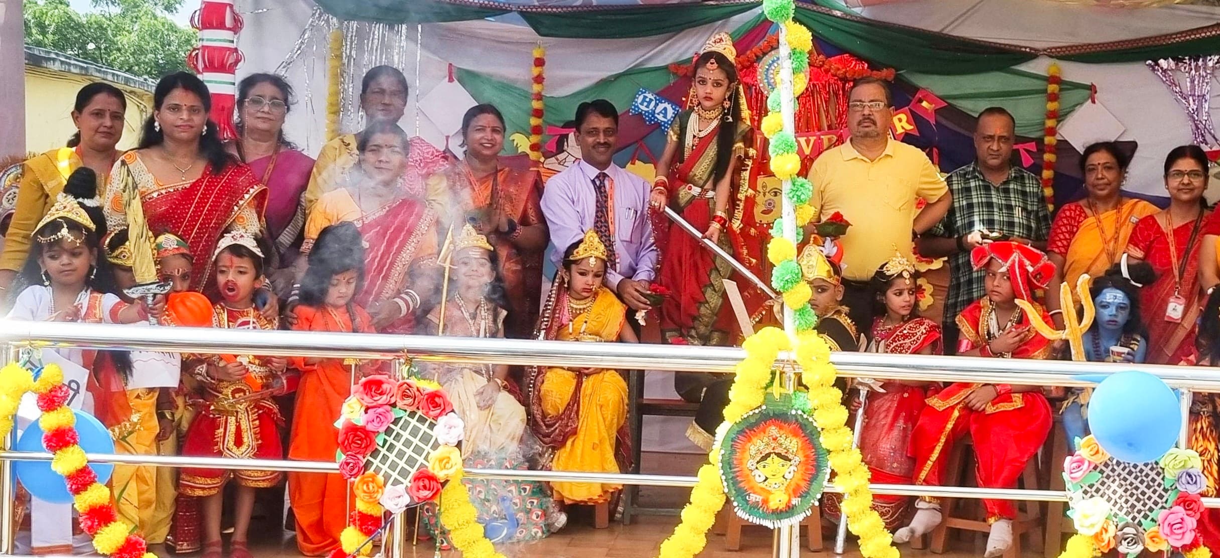 Giridih news: डीएवी सीसीएल में नवरात्र पर मां दुर्गा सहित सभी चरित्रों का सजीव चित्रण