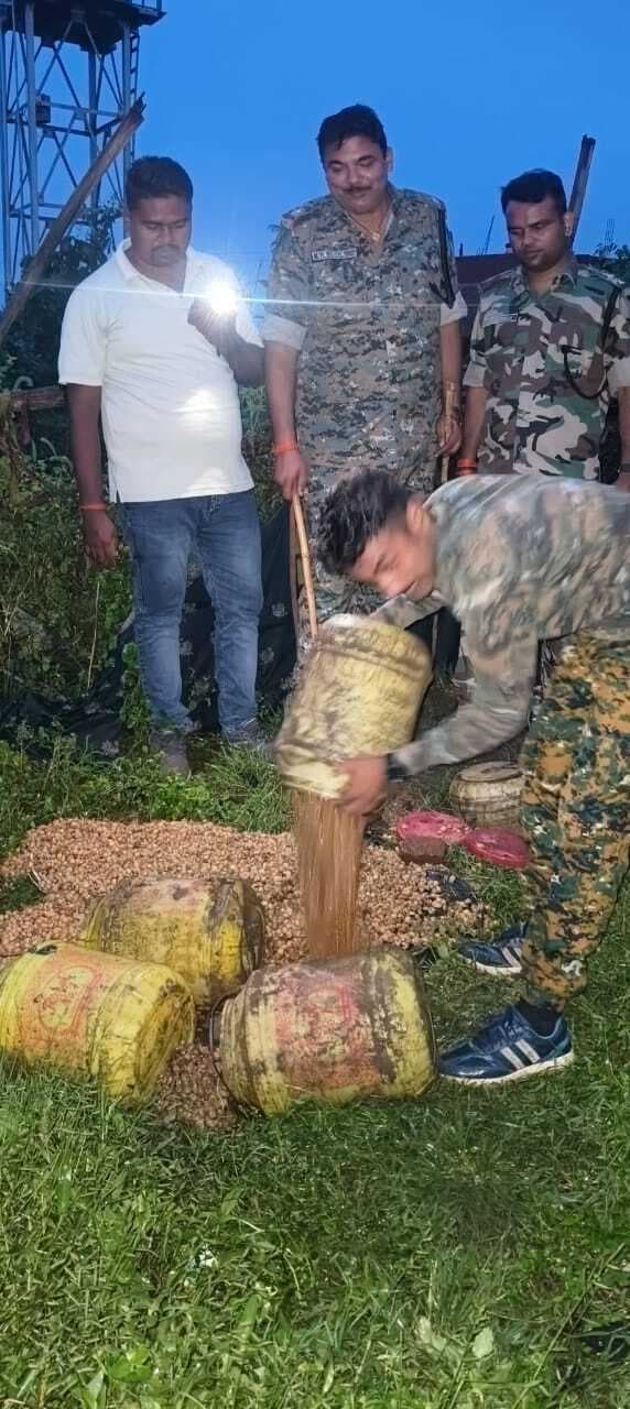 Giridih news: पुलिस ने लगभग 300 किलो जावा महुआ नष्ट किया