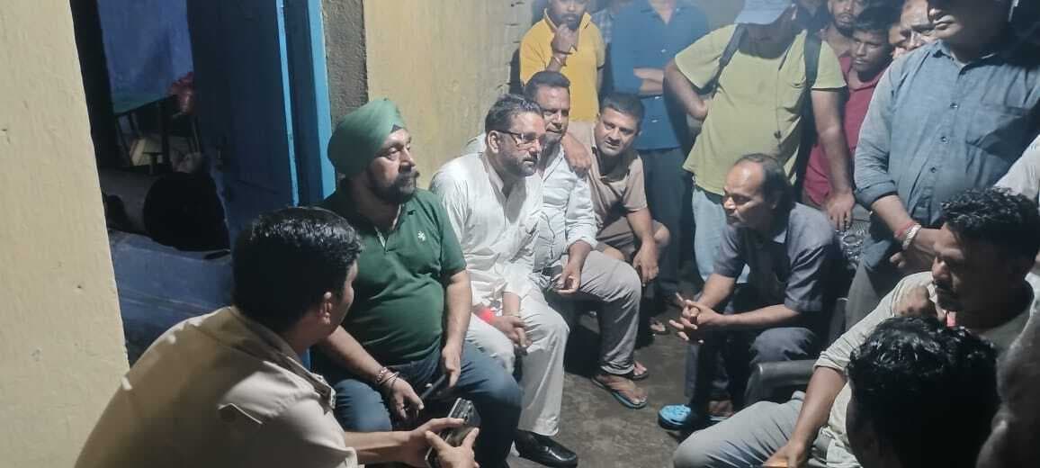 Dhanbad News : ट्रांसफॉर्मर जला, लोग उतरे सड़क पर, हुई वार्ता