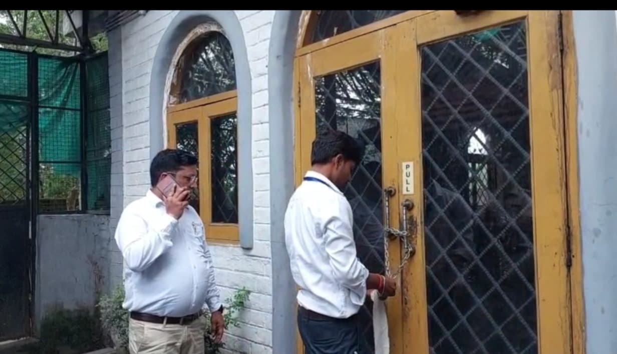 Dhanbad News: बिना लाइसेंस संचालित कार्निवल रेस्टोरेंट हुआ सील, जांच में हुक्का-चिलम बरामद