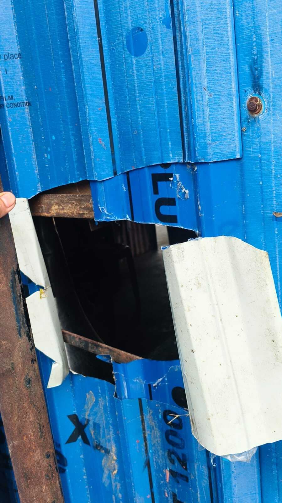 गुमटी का चादर काटकर नकदी व सामान की चोरी