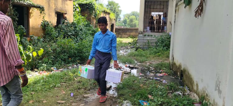 बीआरसी में बच्चो से कॉपी की बोरी की ढुलाई कराने पर बीइओ सख्त