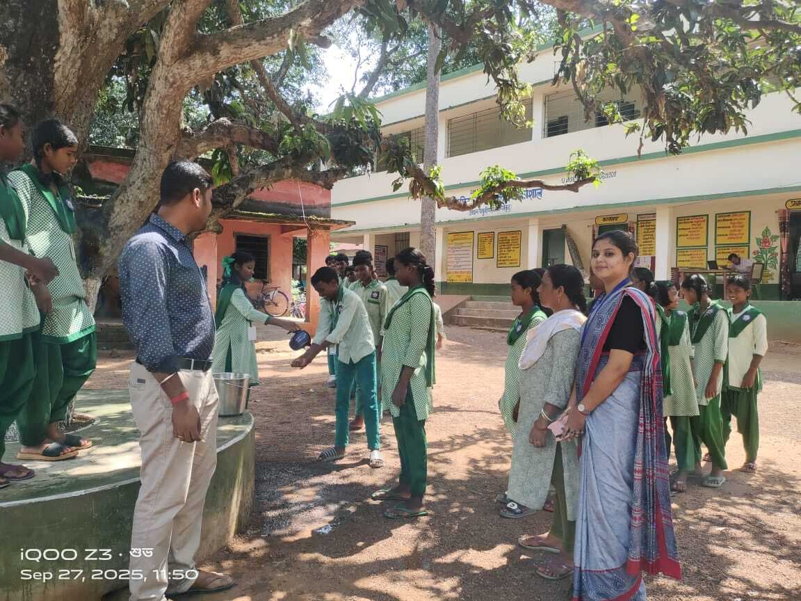 चौकीशाल हाइस्कूल प्रांगण में की गयी सफाई
