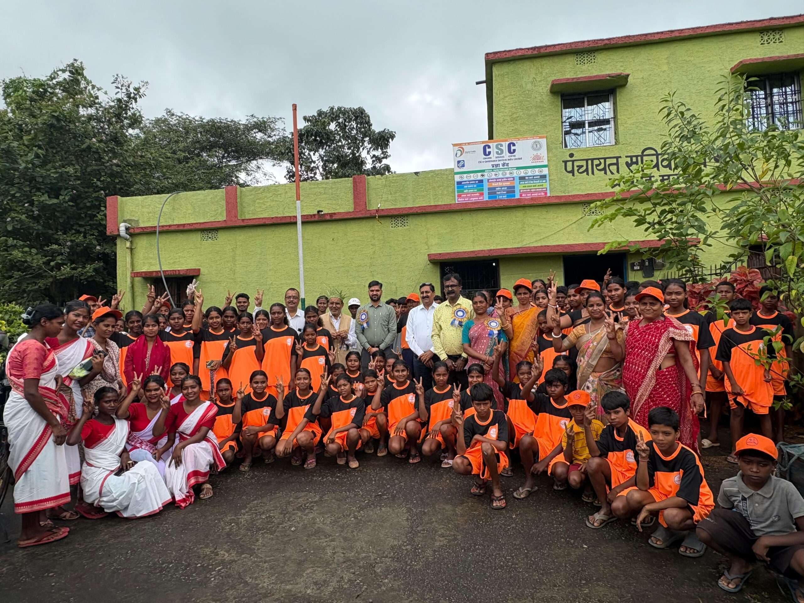 60 किशोरियों को दी गयी हॉकी खेल की सामग्री