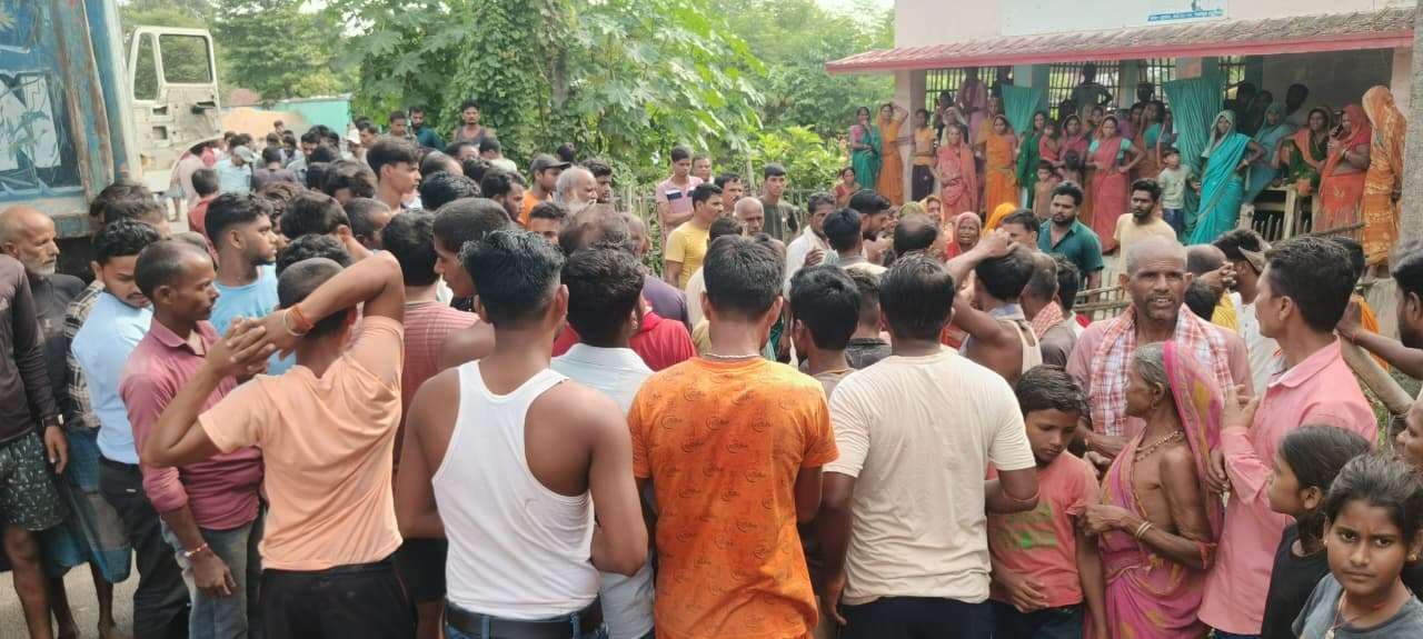 हाइवा ने बाइक सवार को मारी ठोकर, बच्ची की मौत, चालक जख्मी