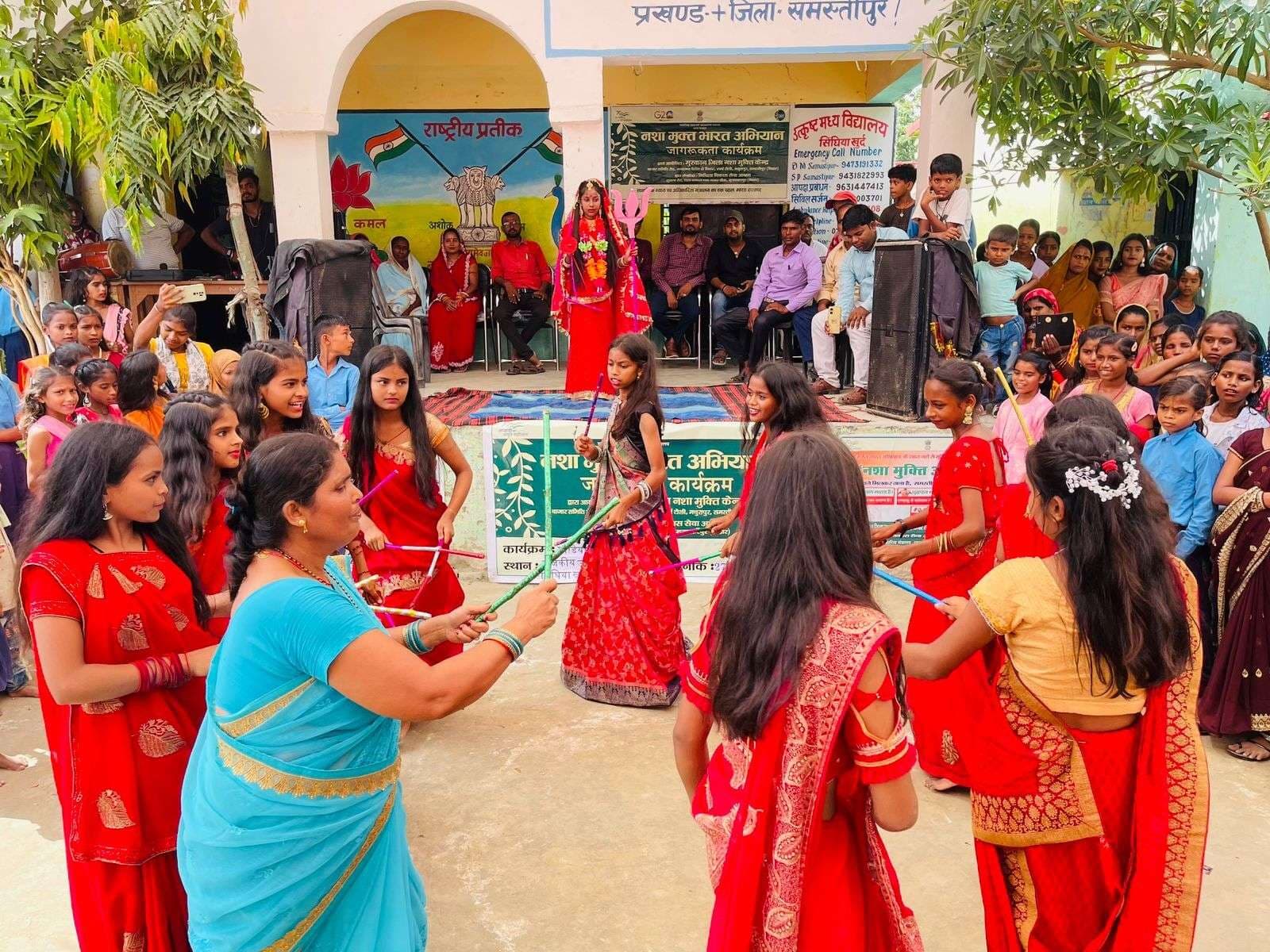 Samastipur News:डांडिया महोत्सव में छात्राओं व शिक्षिका ने बांधा समां