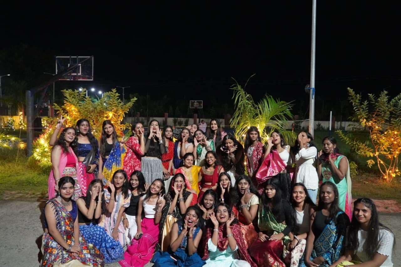 राजकीय अभियंत्रण महाविद्यालय के छात्रावास में छात्राओं ने खेली डांडिया