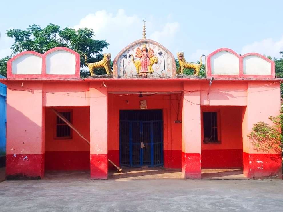 मंझलाडीह गांव में भक्ति भाव से हो रही दुर्गापूजा