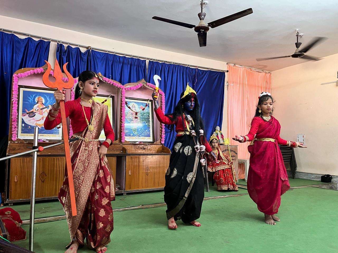 छात्राओं ने मां दुर्गा के नौ रूपों की प्रस्तुतियां देकर दर्शकों का मन मोहा