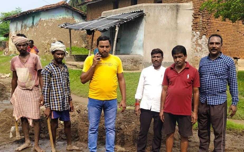 समाजसेवी ने नालियों व गलियों की करायी साफ-सफाई